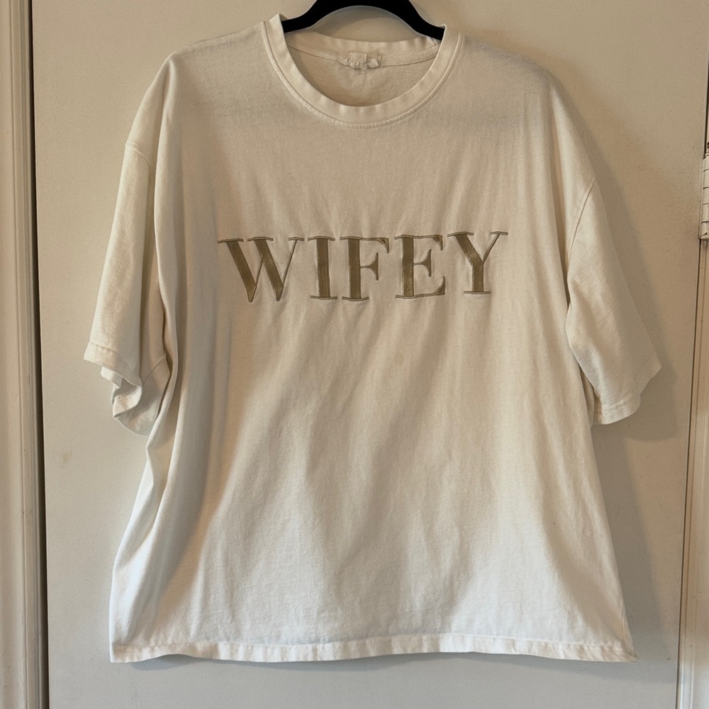 Casual Cream 'WIFEY' Graphic Tee